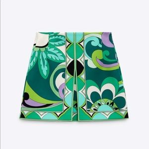 Zara short printed green skirt L